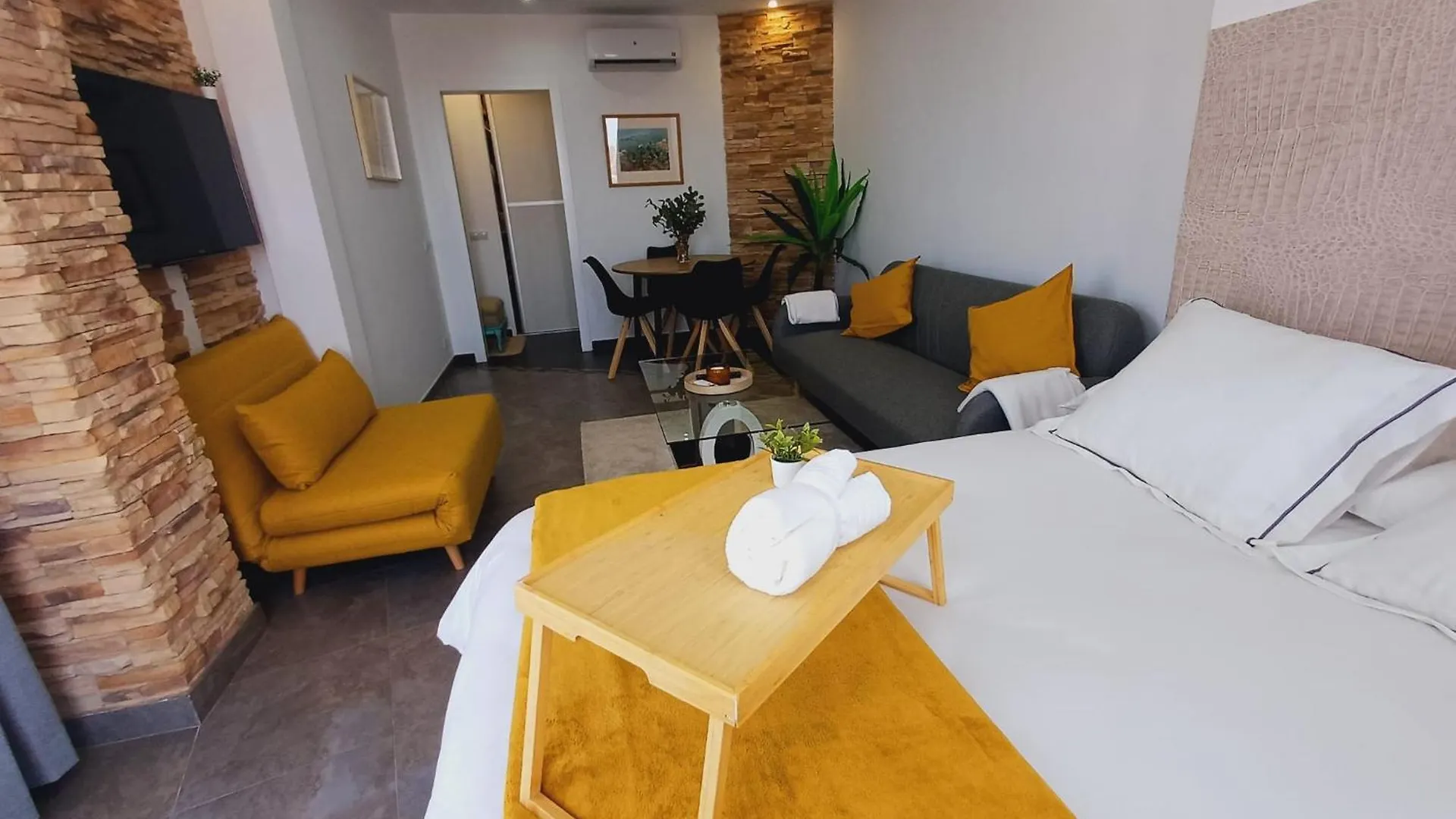 Acogedor Apartamento Con Vistas Al Mar Y Montana Torremolinos 0*,  España